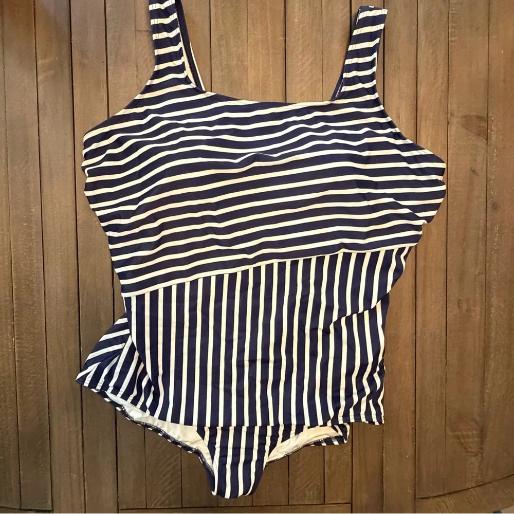 NWOT Lands' End Women's Chlorine Resistant Soft Cup Tugless Swimsuit size 22W L - Picture 3 of 11